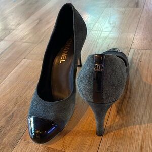 Auth CHANEL Suede/Patent Leather CC Logo Heels